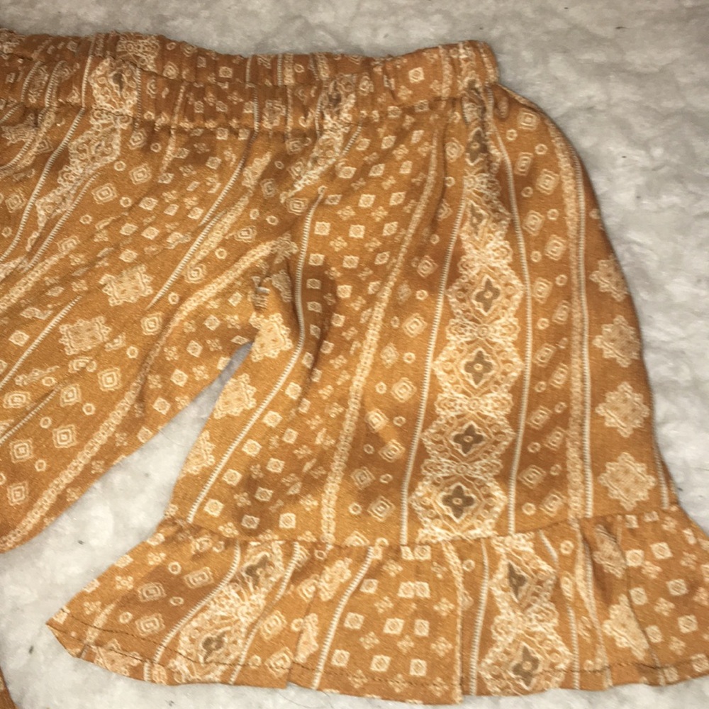 Off-The-Shoulder Gold Patterned Romper - image 7